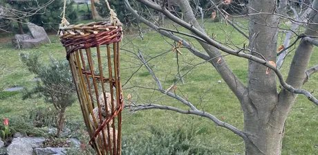Vogelfutterstellen aus Weidenzweigen