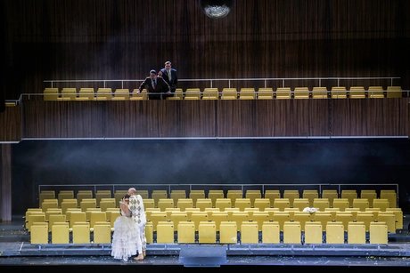 Roman Burdenko als Rigoletto und Julia Muzychenko als Gilda, Byung Gil Kim als Der Graf von Monterone und Artur Garbas als Ein GerichtsdienerBettina Stöß