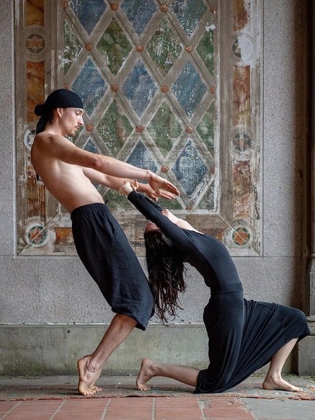 Symbolic Movement Choir: Sleepwalking Ballad