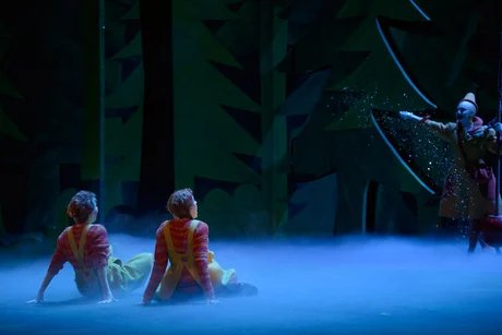 Stephanie Lauricella als Hänsel, Kim-Lillian Strebel als Gretel, Elbenita Kajtazi als Sandmännchen/TaumännchenBettina Stöß