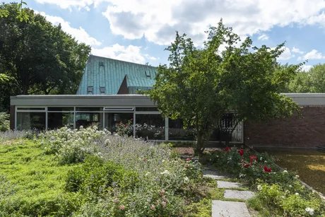 Walter-Rossow-Garten, Akademie der Künste am Hanseatenweg