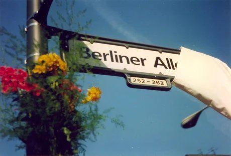 Enthüllung des Straßenschildes bei der Rückbenennung der Klement-Gottwald-Allee in Berliner Allee in Berlin-Weißensee, 31.08.1991