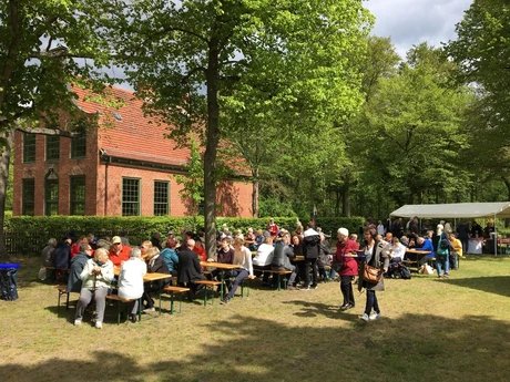 Jagdschloss Stern mit Besucher:innen