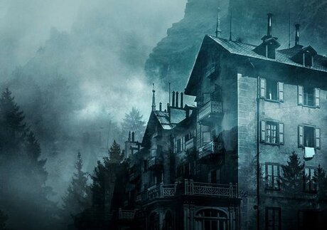 Ein altes Hotel in den Bergen. Es ist düster und neblig. Das Bild ist ein Ausschnitt des Buchcovers von Marko Beetschens Roman "Bel Veder".
