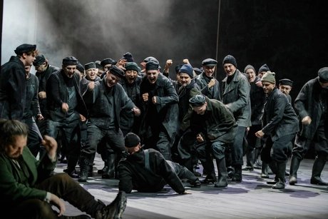 Der Herrenchor der Deutschen Oper Berlin und Matthew Newlin als Steuermann, Robert Watson als ErikBettina Stöß