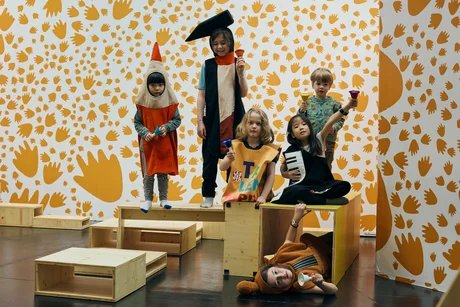 Sechs Kinder posieren in Kostümen
