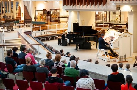Jörg Joachim Riehle an der Mighty-Wurlitzer-Theaterorgel