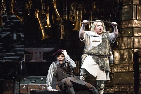 Clay Hilley als Siegfried, Ya-Chung Huang als Mime