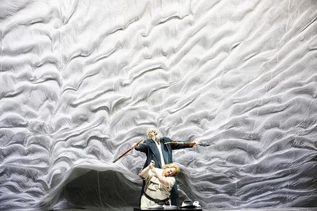 Iain Paterson als Der Wanderer, Clay Hilley als Siegfried