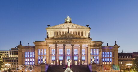 Konzerhaus Berlin am Abend beleuchtet