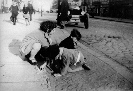 Kinder spielen auf der Weißenburger Straße