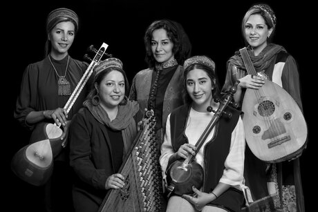 Fünf Frauen in Gewändern, vier halten ihre Zupfinstrumente in Händen