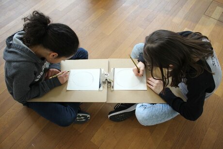 Teenager beim Workshop im Museum