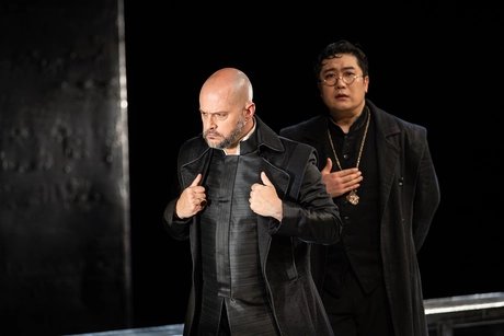 Alex Esposito als Philipp II., Gihoon Kim als Rodrigo, Marquis von Posa