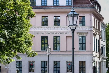 Nahaufnahme des Museum Knoblauchhaus, im Vordergrund Straßenlaternen