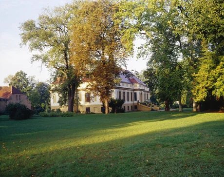 Schloss Caputh, Blick vom Garten seitlich auf das Schloss