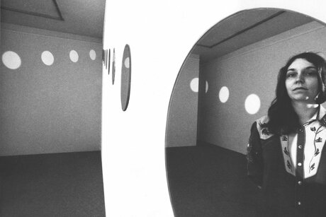 Nancy Holt with Mirrors of Light II at Walter Kelly Gallery, Chicago, Illinois, in 1974. © Holt/Smithson Foundation / Licensed by Artists Rights Society, New York, Photo: John R. Bayalis
