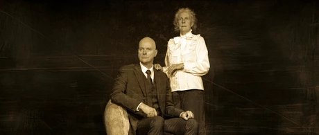 Volker Werner als Sigmund Freud sitzend, dahinter stehend Eva Maria Kölling als Martha Bernay
