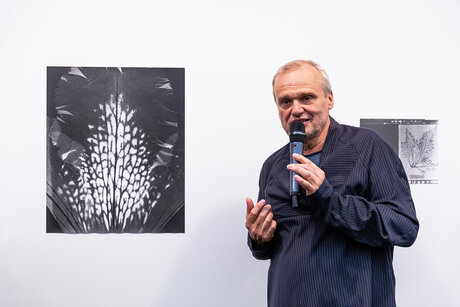 Jochen Lempert in seiner Ausstellung 'Lingering Sensations' bei C/O Berlin