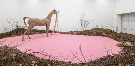 Ausstellungsansicht „Petrit Halilaj. An Opera Out of Time“, Hamburger Bahnhof – Nationalgalerie der Gegenwart, 11.9.2025 – 31.5.2026