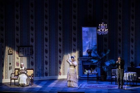 Katerina von Bennigsen als Adele, Hulkar Sabirova als Rosalinde, Thomas Blondelle als EisensteinBettina Stöß