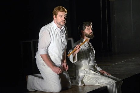 Attilio Glaser als Tamino, Seth Carico  als Sprecher