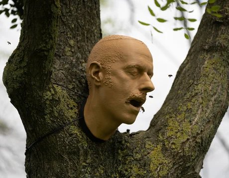 Simon Faithfull, "Biotope no.1: Bee-Bole", 2023, Biologisch abbaubarer 3-D-Druck und lebendes Bienenvolk