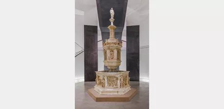 Das Gipsmodell des Taufbeckens kurz nach der Installation im Bode-Museum
