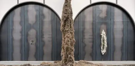 Klára Hosnedlová, CHANEL Commission: Klára Hosnedlová. embrace, 2025, Installationsansicht Hamburger Bahnhof – Nationalgalerie der Gegenwart, 1.5. – 26.10.2025