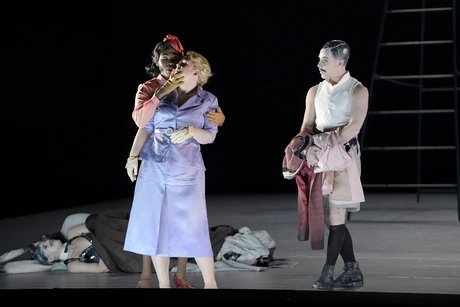 Karis Tucker als Hermia, Jeanine De Bique als Helena, Jami Reid-Quarrell als PuckBettina Stöß