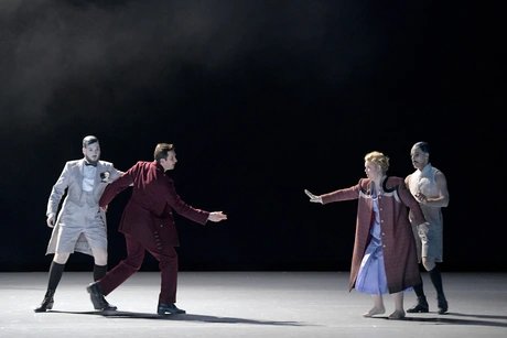 James Hall als Oberon, Samuel Dale Johnson als Demetrius, Karis Tucker als Hermia, Jami Reid-Quarrell als PuckBettina Stöß