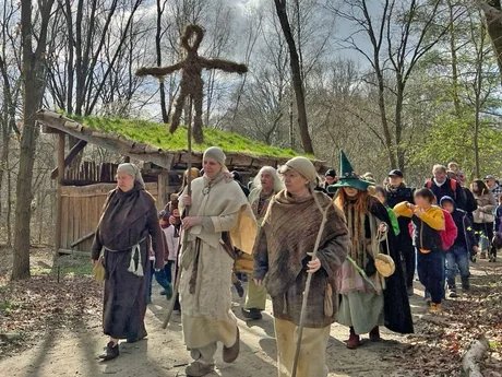 Aufnahme des Umzugs im Museumsdorf Düppel mit Strohpuppen, die den Winter symbolisieren