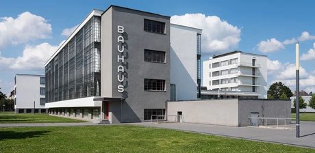 Bauhausgebäude (1925-26), Architekt: Walter Gropius, Ansicht von Süd-West, 2017