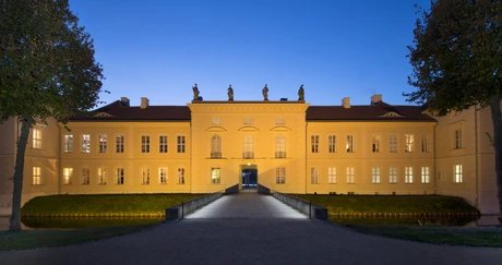 Stadtseitige Ansicht von Schloss Rheinsberg in der Abenddämmerung