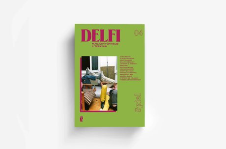 Foto: Blick von oben auf eine Hand, die das Cover der Ausgabe „Spiel“ des DELFI Magazin für neue Literatur hält. Das Cover ist leuchtend grün mit rot-lila Schrift, neben den Namen der Beitragenden gibt es auch ein Bild. Das Bild zeigt Menschen in ein