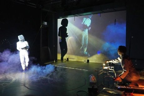 Plus Ou Moins Cirque Productions: Feldmessung