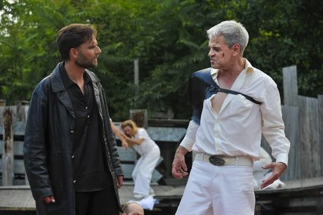 Hamlet (Benjamin Krüger) und der Geist seines Vater (Uwe Neumann)