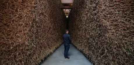 Delcy Morelos, El abrazo, Detail, 2023, Installationsansicht, Dia Chelsea, New York