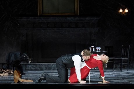 Daniel Johansson als Elis, Elisabet Strid als Els