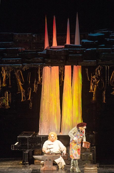Clay Hilley als Siegfried, Ya-Chung Huang als Mime
