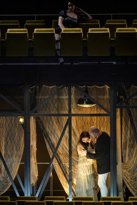 Julia Muzychenko als Gilda, Roman Burdenko als Rigoletto, Nicole Piccolomini als MaddalenaBettina Stöß