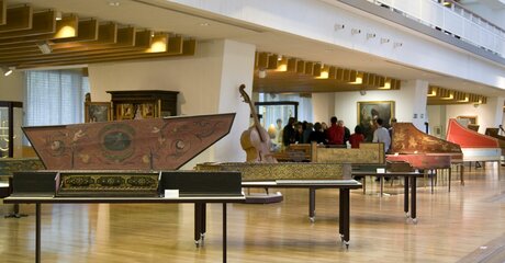 Blick in den Ausstellungsraum des Musikinstrumenten-Museums