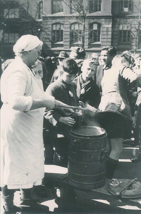 Schulspeisung in Reinickendorf in der Nachkriegszeit, um 1945, Foto Eva Szardenings © Archiv Museum Reinickendorf