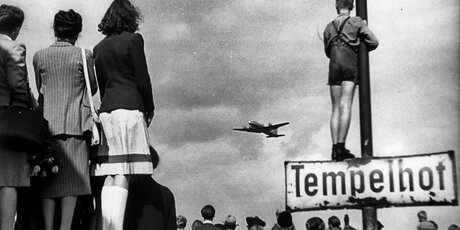 Menschen am Tempelhofer Feld während der Luftbrücke 1948
