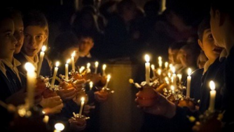 Menschen mit Kerzen in den Händen