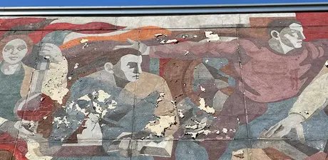 Fassade der BTU Cottbus, mit PVAc gebundene Farbschichten, die teilweise verloren gehen, Bildbreite ca. 8 m