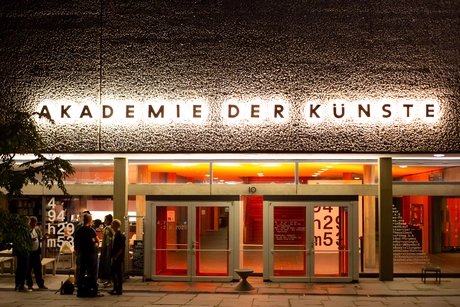 Veranstaltungen in Berlin: 494h 29m 53s. Die Sammlung des n.b.k. Video-Forums, von Karin Sander nach Laufzeit sortiert