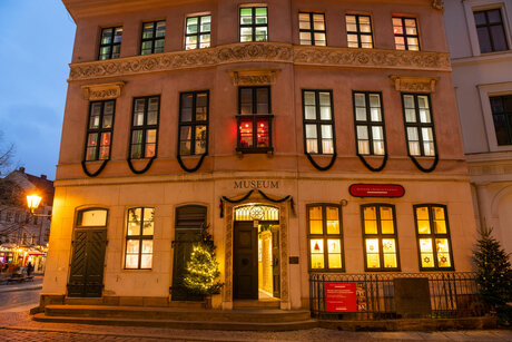 Das Museum Knoblauchhaus als festlich erstrahlendes Weihnachtshaus