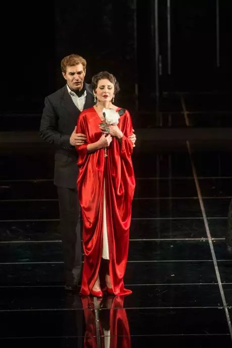 Matthew Newlin als Alfredo Germont, Elena Tsallagova als Violetta ValéryMarcus Lieberenz