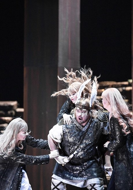 Clay Hilley als Siegfried u. a.